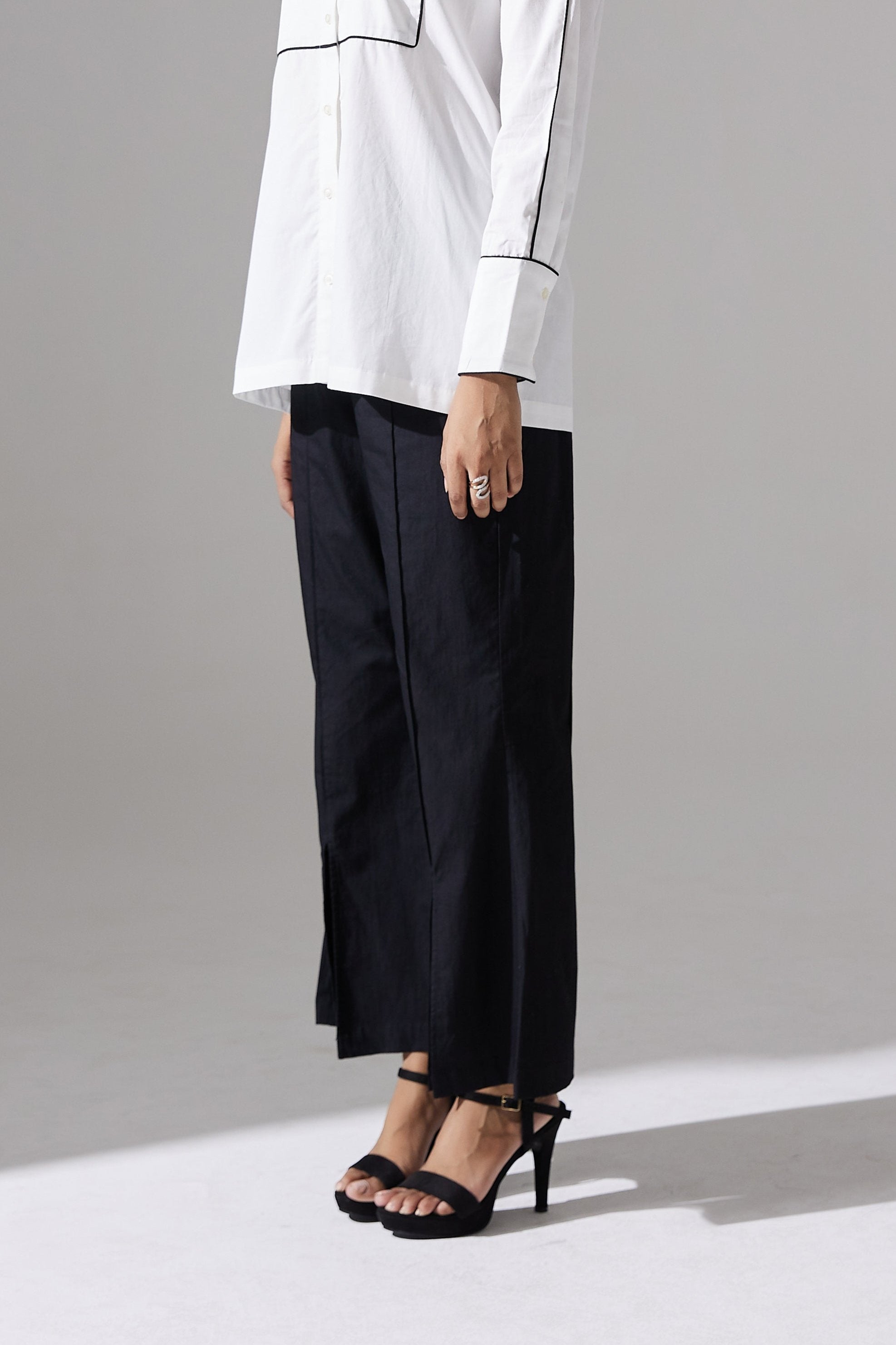 FRONT SLIT PINTUCKED PANTS