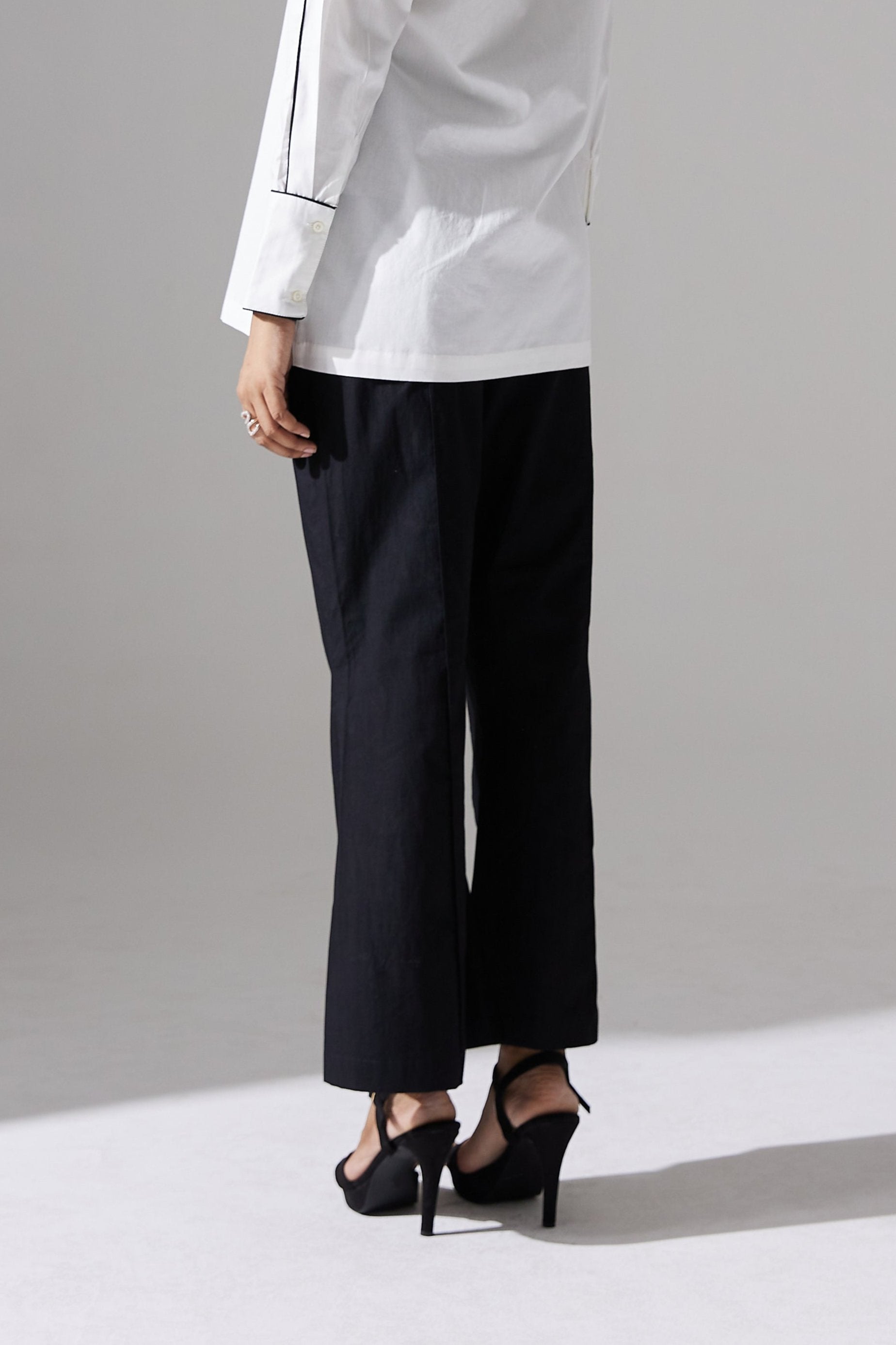 FRONT SLIT PINTUCKED PANTS